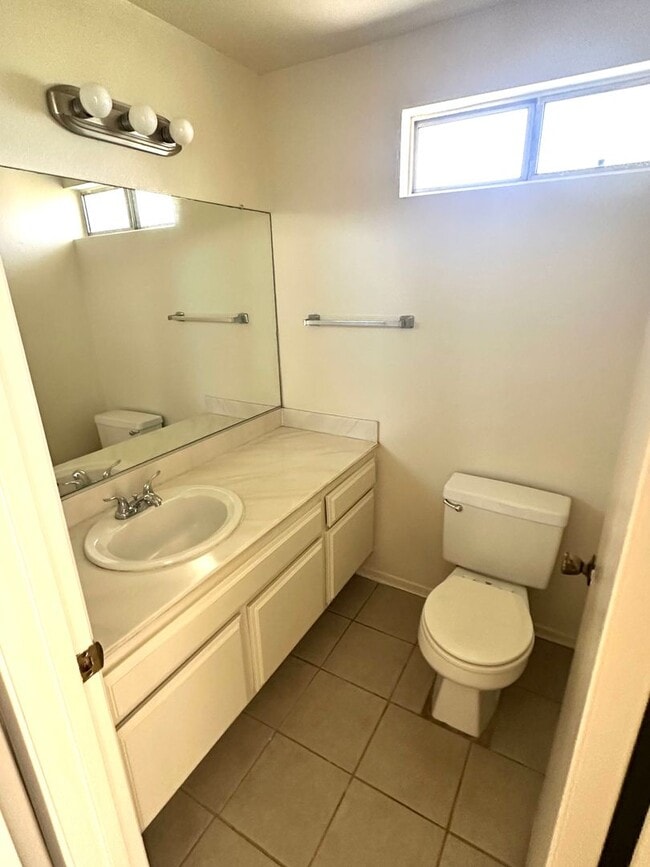 Building Photo - Spacious Woodbridge Condo -Townhouse model...