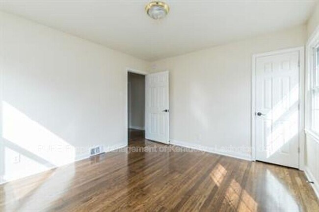 Building Photo - 574 Bob-O-Link Drive