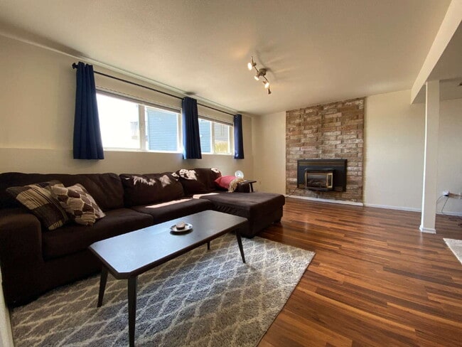 Building Photo - Downstairs Suite with Private Kitchen & Ba...