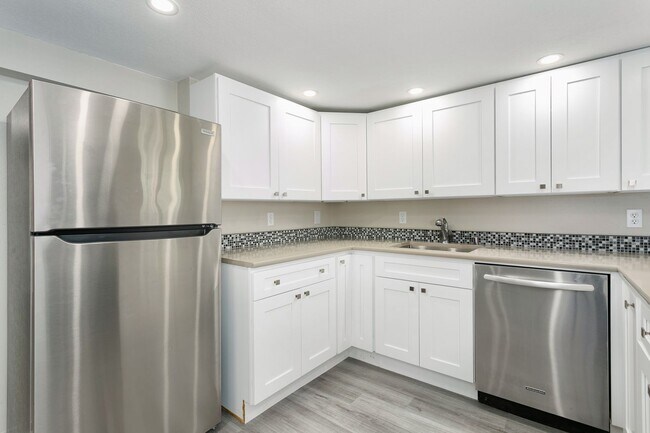 Building Photo - 2 bd 1 bath Apartment-entire bottom floor