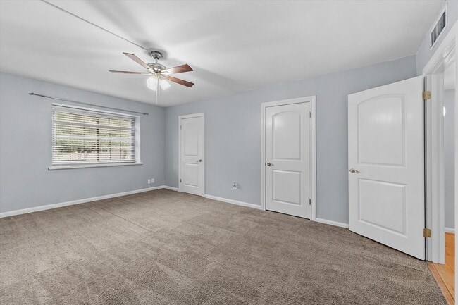 Building Photo - Bright & Updated 2-Bedroom Townhouse in Qu...
