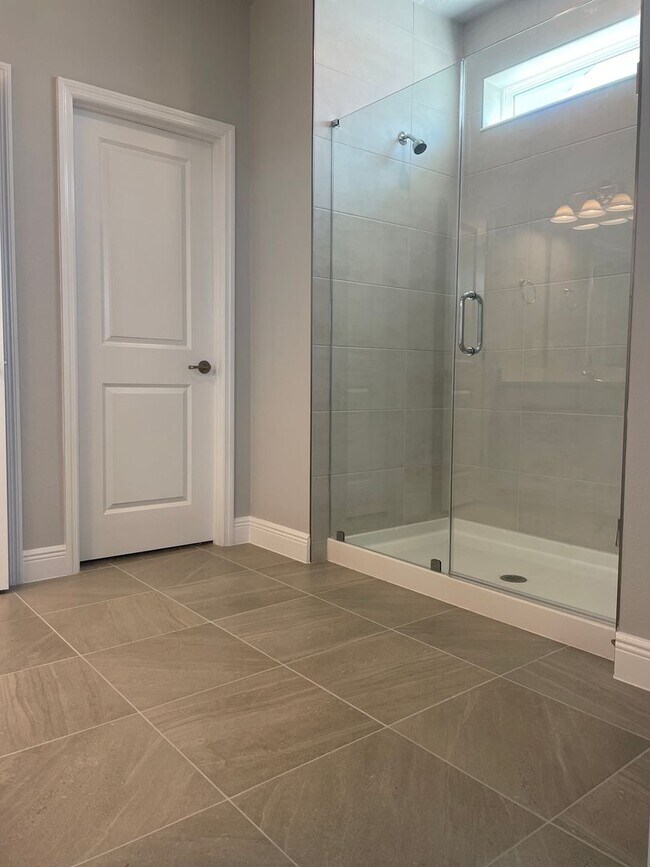 Building Photo - Annual Unfurnished 3 Bedroom, 3.5 Bathroom Townhome adjacent to Downtown Sarasota