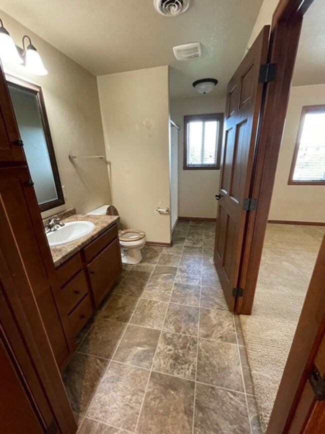Building Photo - 2 Bedroom, 2 Bathroom Upper Available