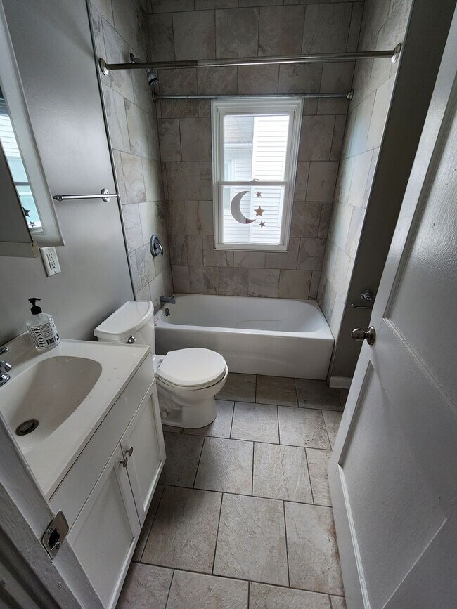 Building Photo - Spacious 2 Bedroom Available