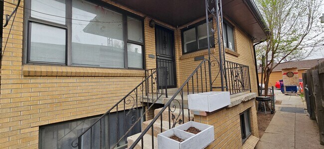 Building Photo - 1136 Akron St