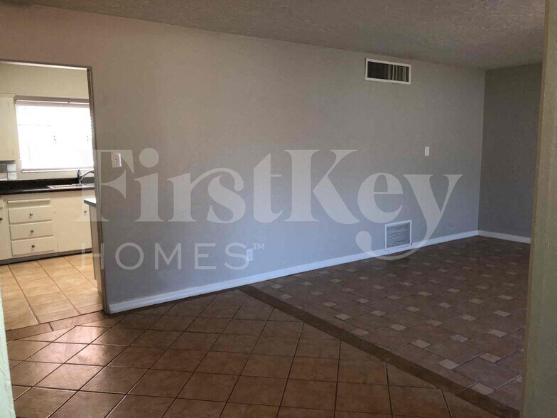 Building Photo - 1634 W Indian School Rd