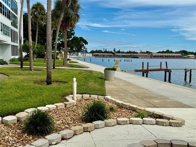 Building Photo - 7200 Sunshine Skyway Ln S