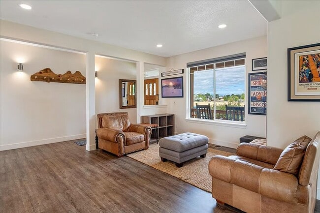 Building Photo - 1622 NW Rimrock Dr