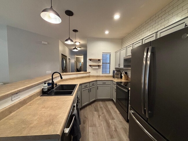 Building Photo - 948 E Savannah Dr