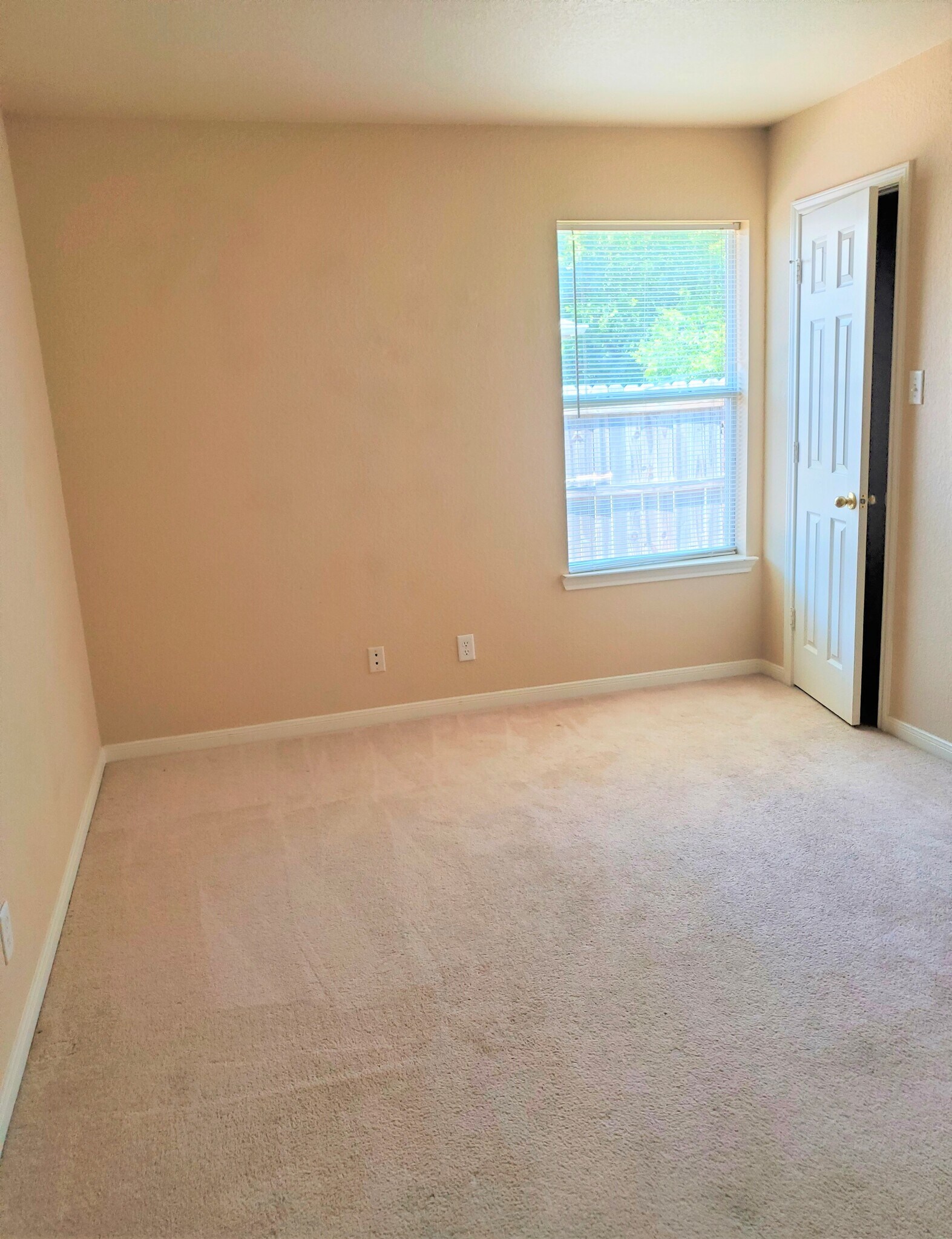 Building Photo - 1412 Van Zanten Ct