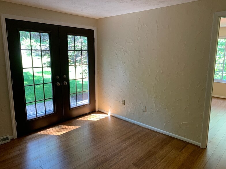 Building Photo - 111 Little Glen Dr