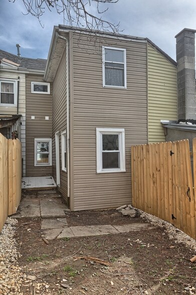 Building Photo - 329 Perry St