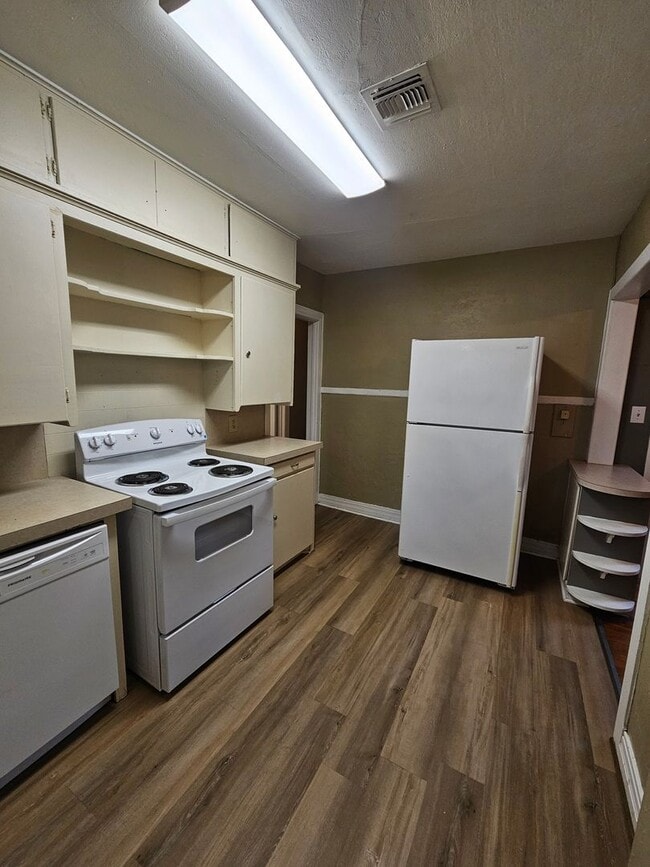 Building Photo - (2) Bed/(1) Bath Avail NOW! Hardwood Floors!