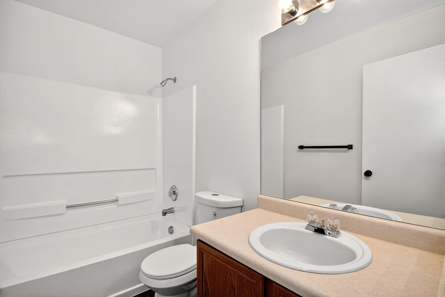Upper-Level Full Bath - 5950 Tympany Pt