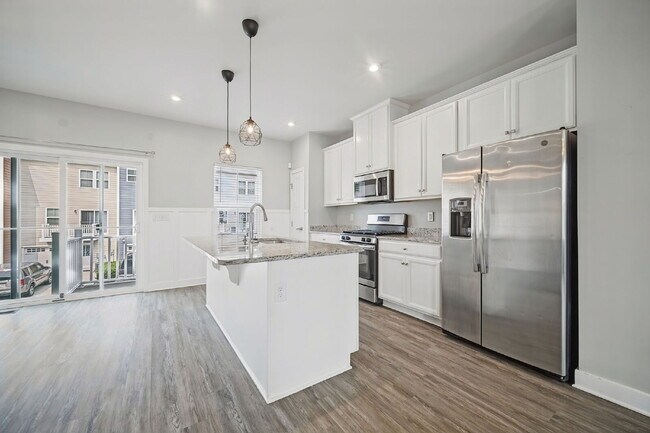Building Photo - Luxurious 3-bedroom 2.5 bath townhome with Garage in Chesapeake