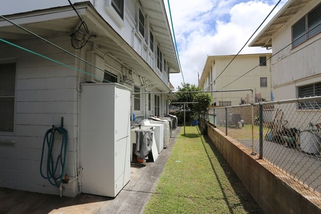 Building Photo - McCully - 1 Bdrm/1 Bath/1 Prkg - $1,300
