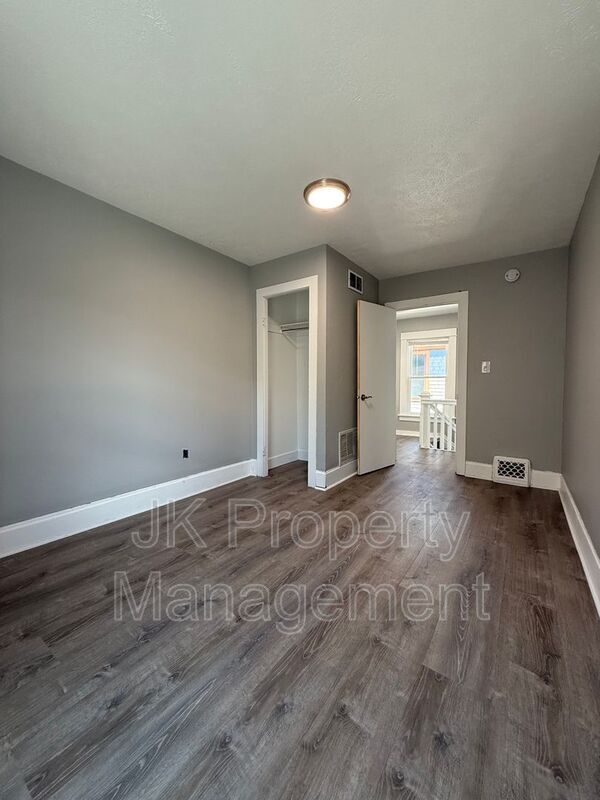 Building Photo - 913 5th Ave N