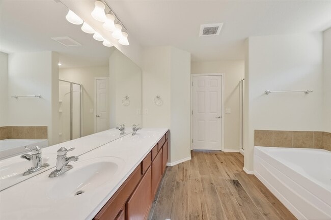 Building Photo - 827 Honeysuckle Vine Dr