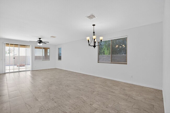 Building Photo - Spacious 4BR House in Goodyear