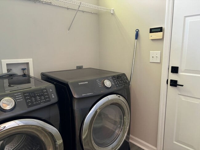Building Photo - Available 7/9. Gorgeous, Fully Remodeled 3...