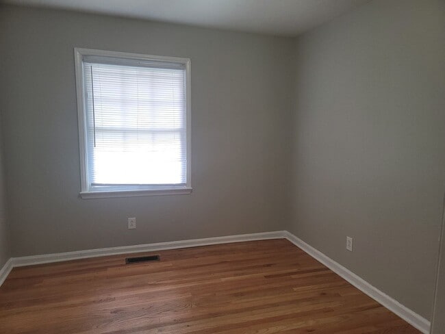 Building Photo - NEW LISTING!!!!!