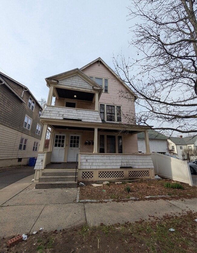 Building Photo - 128 Grand St