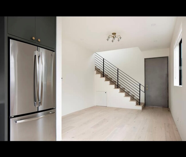 Building Photo - 633 Palms Blvd