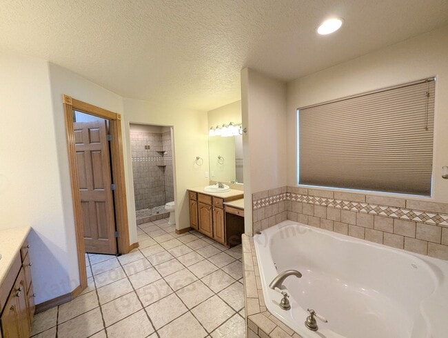 Building Photo - Luxurious Relaxation in Raintree