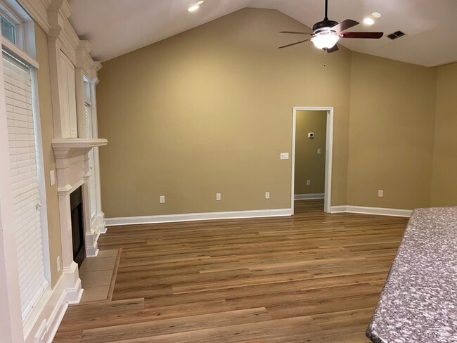 Building Photo - 266 Willow Lake Dr