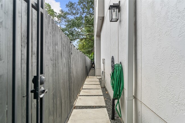 Building Photo - 620 E 26th St