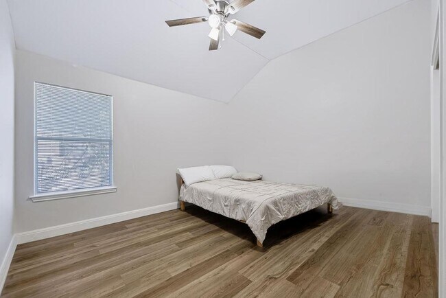 Building Photo - 400 Ranier Ln