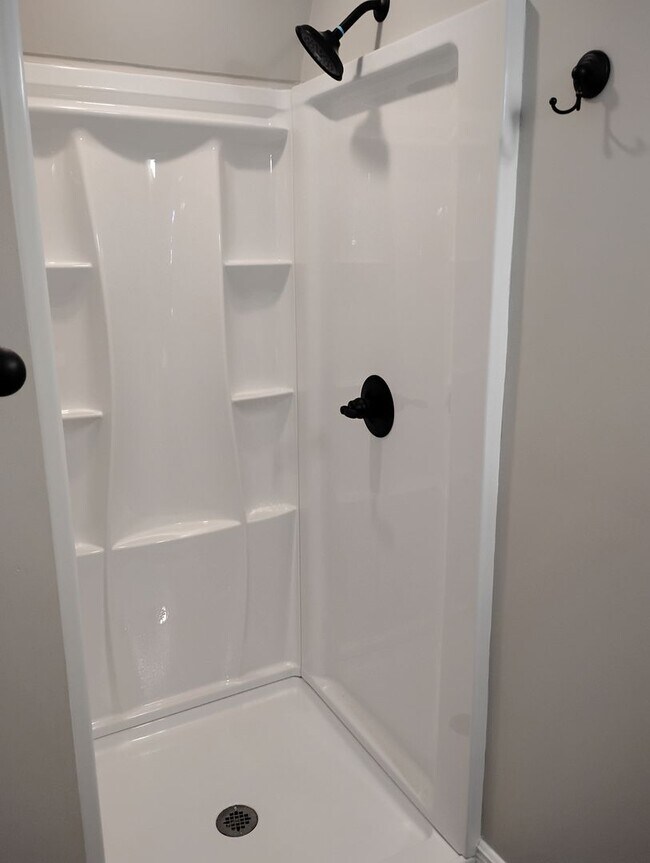 Building Photo - Spacious. Stylish. Short-Term Lease Perfection