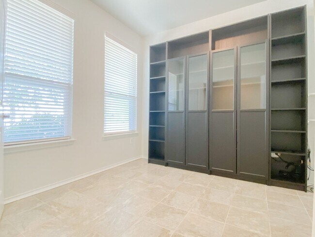 Building Photo - Beautiful 5 BR / 2.5 BA Home for Rent in A...