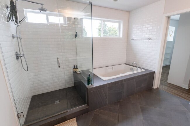 Building Photo - 5177 NE 14th Pl