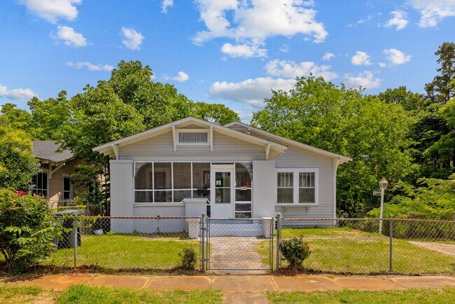 Building Photo - Spacious beautiful 5-bedroom 2 bath home