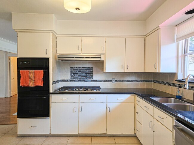 Building Photo - 9507 Meadowbriar Ln