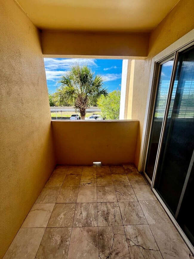 Building Photo - 1/1 unit available now for annual lease