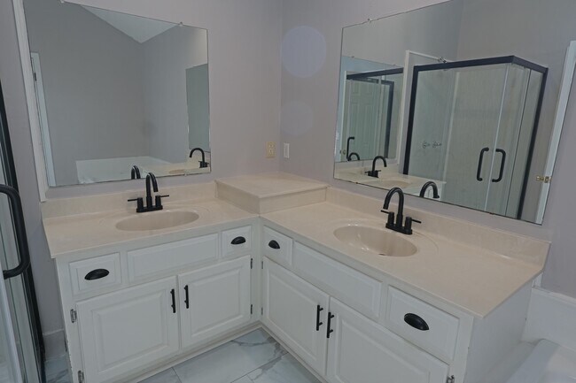 Building Photo - 1915 Sunrise Dr