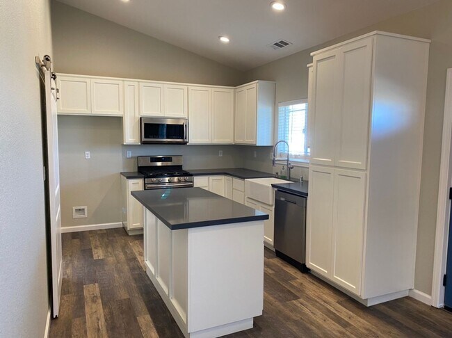 Building Photo - Country property located in Hilmar!