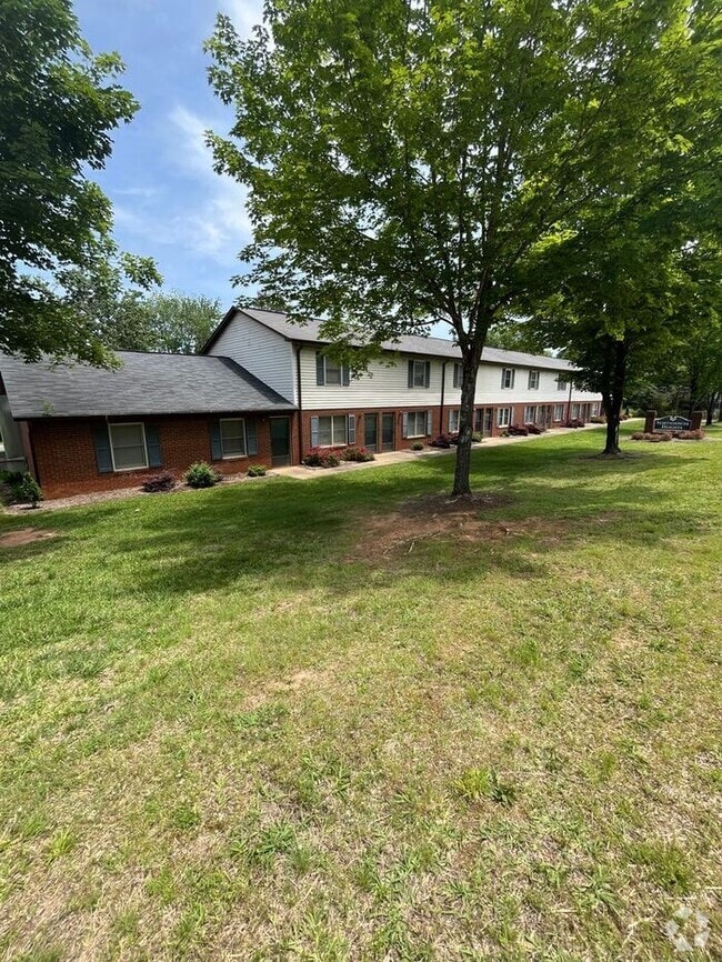 Building Photo - Renovated 2BD/1.5 Unit at Northowne Heights