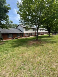 Building Photo - Renovated 2BD/1.5 Unit at Northowne Heights