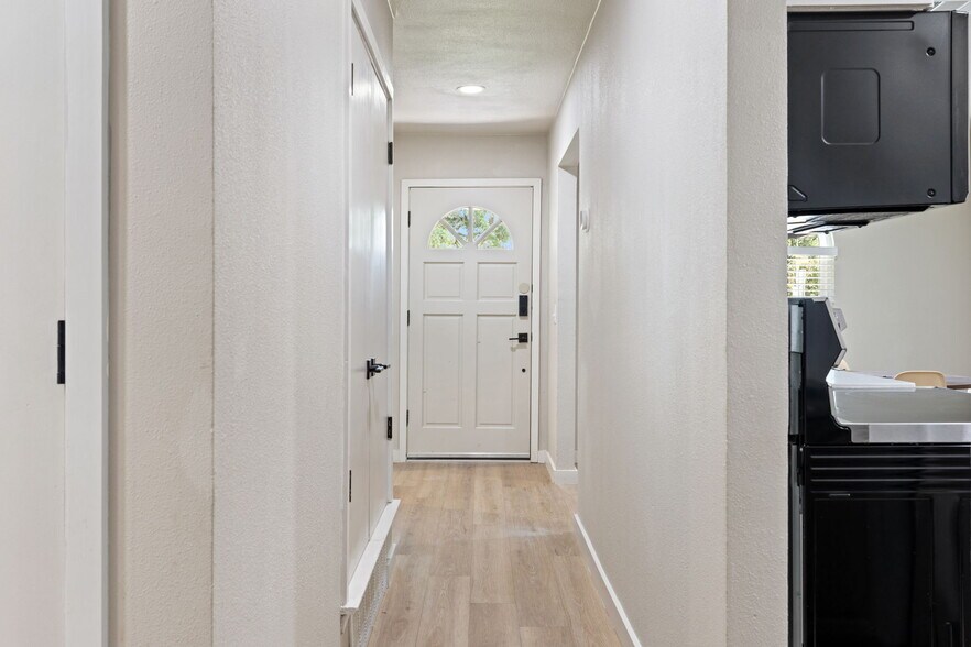 Building Photo - 1910 N Floyd Rd