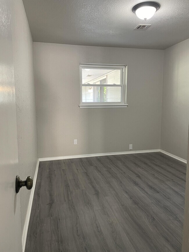 Building Photo - 1600 Cambridge Dr