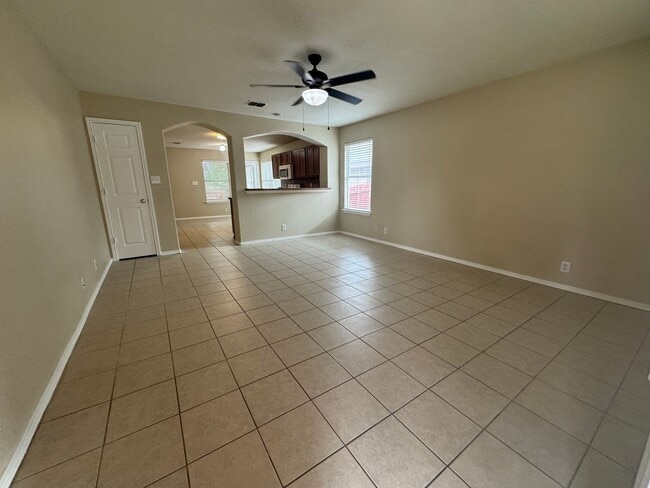 Building Photo - COMFORTABLE HOME | SINGLE STORY  |  CLOSE TO HWY 151 & 410 | SHOPPING & RESTAURANTS