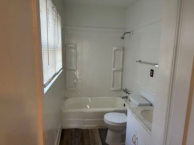 Building Photo - 527 Poplar St