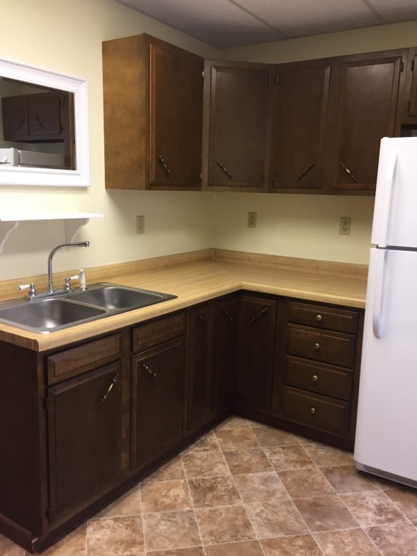 Kitchen equipped with refrigerator and stove. - 406 Poplar St