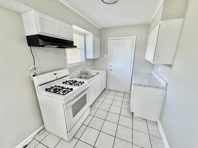 Building Photo - 784 Western Park Dr