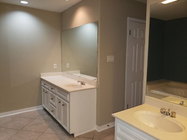 Building Photo - Beautiful 2 bed/2 bath townhome in the gat...