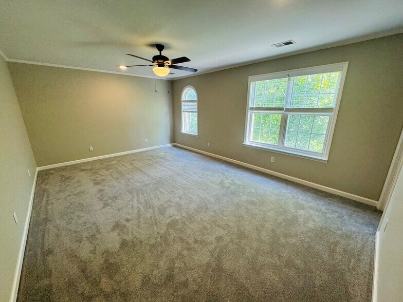 Building Photo - 449 Sanders Ln