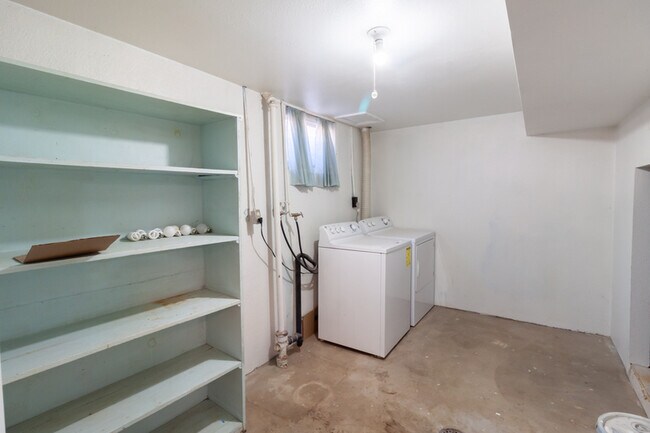 Building Photo - 804 Cahill Dr